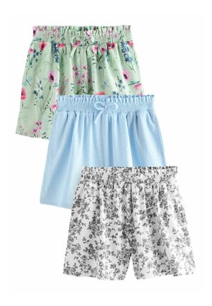 Drie paar shorts: bovenste in mintgroen met een roze bloemenprint, middelste in lichtblauw, onderaan in wit met een zwart bloemenpatroon. Alle hebben elastische taillebanden.
