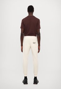 EA7 Emporio Armani PANTALONI - Tepláky - whitecap gray