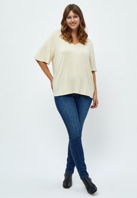 PEPPERCORN PCROSALINDA - T-shirt basic - sandshell