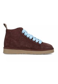 Sneakers alte in suede marrone con lacci azzurri chiari, una suola di gomma beige e una piccola linguetta sul retro per indossarli facilmente.