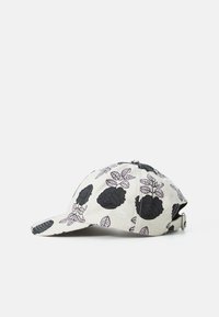 Cap in light fabric featuring a floral pattern in black and purple. Curved brim and adjustable strap at the back.