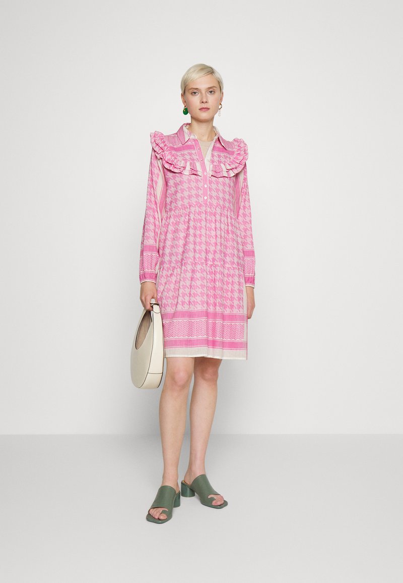 Damen Freizeitkleider | SUMMERY Copenhagen IBEN DRESS Blusenkleid super pink/pink - LG58622 Damen Freizeitkleider | SUMMERY Copenhagen IBEN DRESS Blusenkleid super pink/pink - LG58622