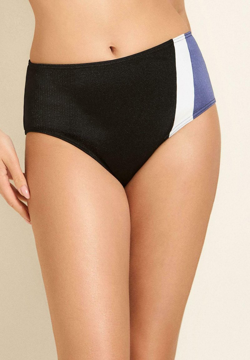Czarne majtki bikini z wysokim stanem, wykonane z teksturowanej tkaniny, z kolorowym bocznym panelem w niebieskim i białym. Gładkie krawędzie i dopasowany krój.