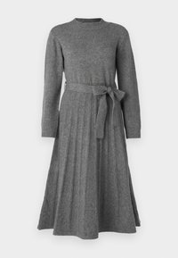 Robe en tricot gris à manches longues, col rond, avec une ceinture à la taille. La jupe présente des plis verticaux, créant une silhouette fluide.