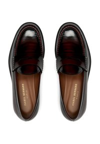 Bruine leren loafers met een gladde afwerking, subtiele stiksels en een ronde neusontwerp. Gouden branding binnenin de schoenen.