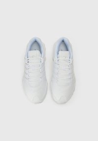 Baltie sporta kedas ar gludu tekstilmateriāla augšdaļu, noapaļotu purngalu un izteiksmīgām šņorēm. Sānos ir discreta swoosh logo.