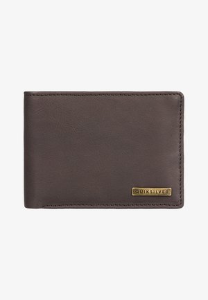 Brązowy skórzany portfel o gładkiej teksturze, z mosiężną metką logo Quiksilver i haftowanymi krawędziami. Kompaktowy, prostokątny design.
