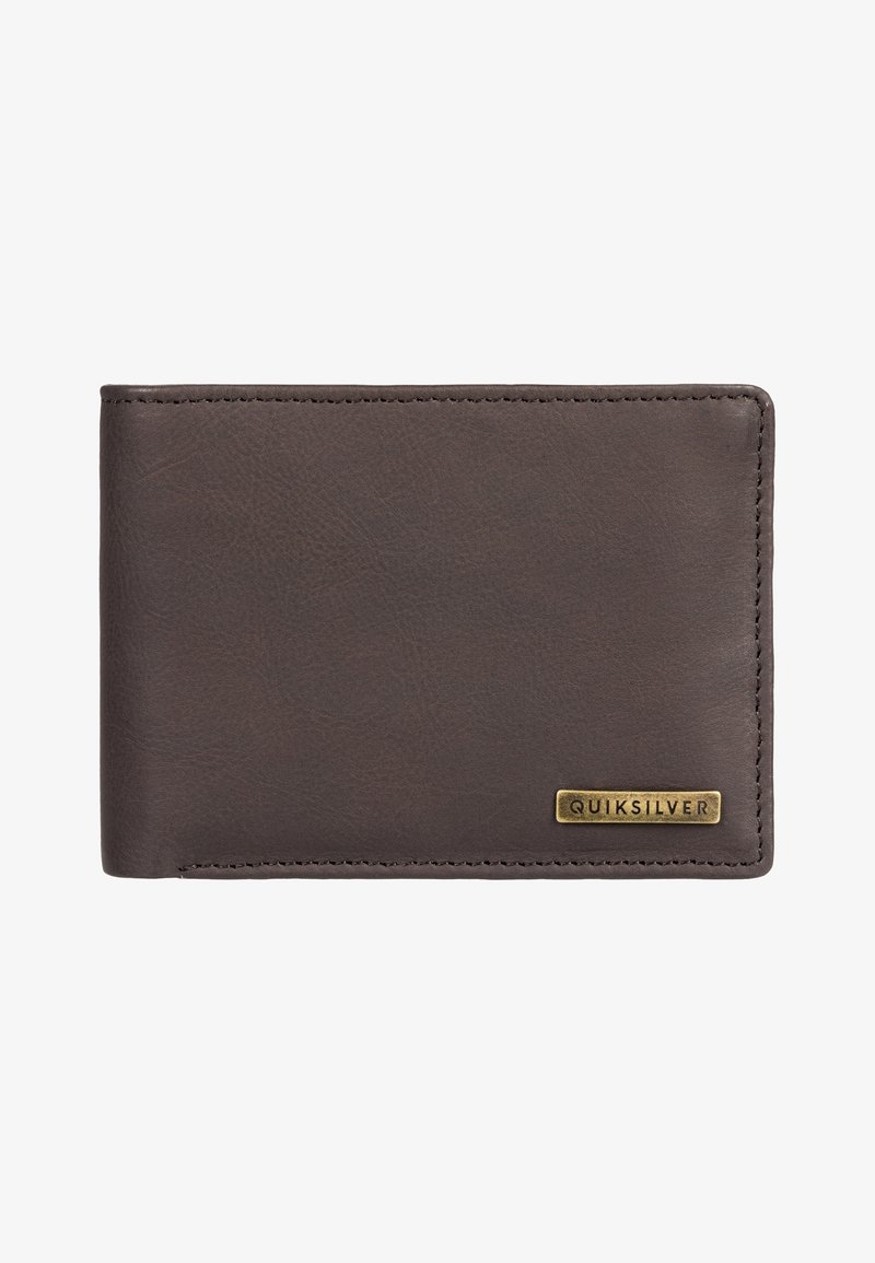 Hnědá kožená peněženka s hladkým povrchem, zdobená mosaznou značkou Quiksilver a prošívanými okraji. Kompaktní, obdélníkový design.