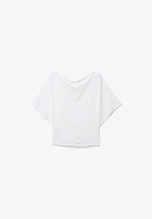 Haut court blanc à coupe large et décontractée, fabriqué en tissu doux. Présente un col rond et des manches courtes chauve-souris. Texture lisse.