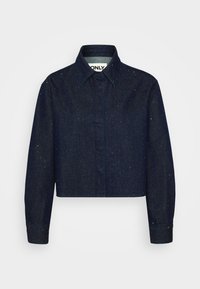Donkerblauwe denim shirt met een cropped design, voorzien van zichtbare stiksels en verspreide lichte spikkels, lange mouwen en een puntige kraag.