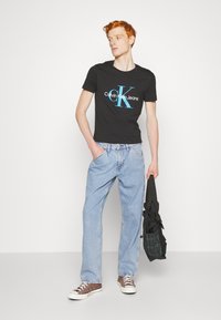 Calvin Klein Jeans SEASONAL MONOLOGO TEE - Apdrukāts T-krekls - black