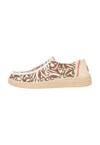 Scarpe in tessuto marrone e crema con motivi di piante, lacci bianchi e suole in juta intrecciata. I lati presentano accenti rossi e crema.