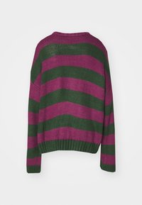 Gestrickter Pullover mit lockerer Passform, der auffällige horizontale Streifen in Dunkelgrün und Magenta zeigt, mit gerippten Bündchen und Saum.