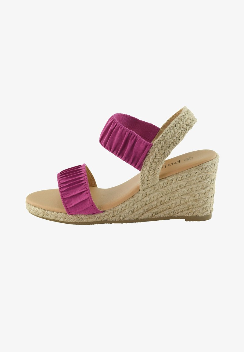 Sandale compensée avec talon et semelle beige tissés, avec deux larges brides élastiques violettes sur les zones des orteils et de la cheville.