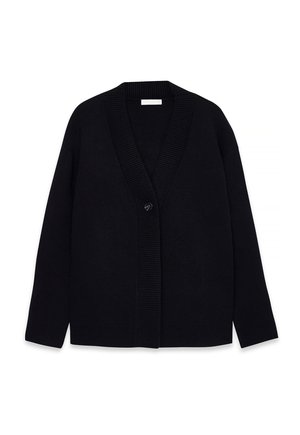 Mustas pehmeast kudumist kardigan, millel on sügav V-kaelus, soonikud äärtel ja üks nööbi kinnitis ees.