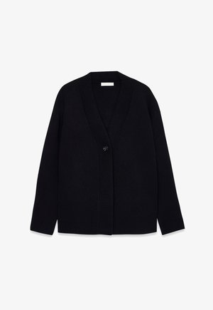 Mustas pehmeast kudumist kardigan, millel on sügav V-kaelus, soonikud äärtel ja üks nööbi kinnitis ees.