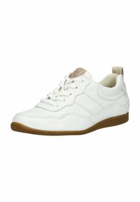 Sneaker in pelle bianca con superficie testurizzata, lacci in cotone e suola in gomma. Presenta un accento beige sulla linguetta e un anello nel tallone.
