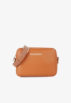 Sac bandoulière en cuir couleur tan avec une surface texturée, des ferrures dorées, une sangle ajustable et le logo "VALENTINO" à l'avant. Forme rectangulaire.