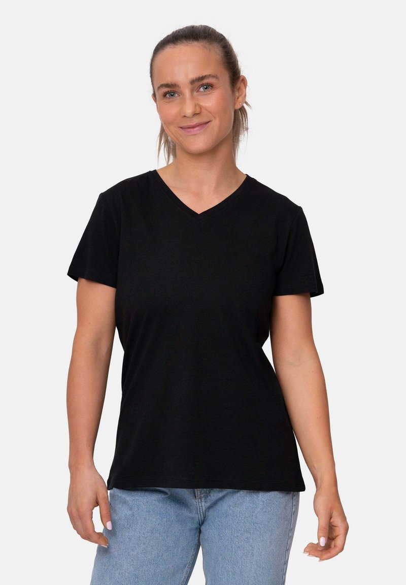 Camiseta negra de cuello en V hecha de algodón, con mangas cortas y un corte relajado. La tela parece suave y con un detalle mínimo.