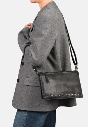Zwarte leren crossbody tas met ritssluiting, rechthoekige vorm, gestikte accenten aan de onderkant, meegeleverde schouderband.
