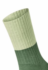 Zielone skarpetki żebrowane w dwukolorowym wzorze, z jasnozieloną górną częścią i ciemnozieloną dolną, wykonane z miękkiego materiału.