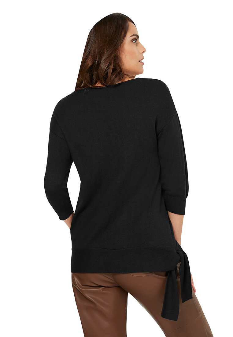 Maglione nero a maglia con maniche tre quarti, scollo ampio e dettaglio annodato sul lato. Presenta una texture a coste e una vestibilità comoda.