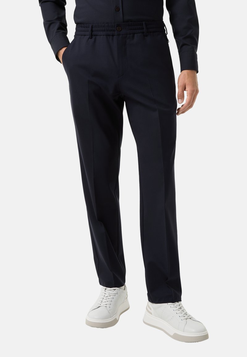 Pantalon bleu marine en tissu lisse, avec une coupe décontractée, une taille élastique, des poches latérales et des détails de plis à l'avant.