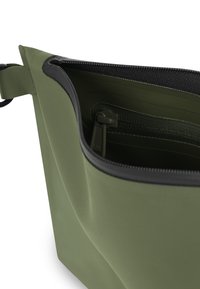 Borsa tote verde con finitura testurizzata, dotata di una chiusura con zip nera e una tasca interna con zip. Materiali lisci e resistenti utilizzati.