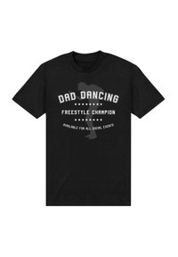 T-shirt in cotone nero con testo bianco che recita "DAD DANCING FREESTYLE CHAMPION" sopra una silhouette di un ballerino e stelle.