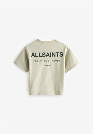 Hellbeige Baumwoll-T-Shirt mit kurzen Ärmeln, rundem Halsausschnitt und großen schwarzen Buchstaben "ALLSAINTS" auf dem Rücken, sowie zusätzlichem Text und Logo.