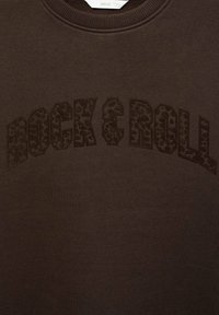 Felpa marrone scuro con la scritta "Rock & Roll" in stampa leopardata sul petto e un colletto rotondo.