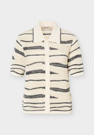 Cardigan tricoté crème à manches courtes avec des rayures horizontales noires, boutonné devant et col pointu.