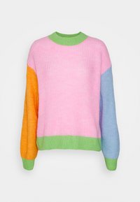 Pull en maille avec un corps rose, un col et un ourlet verts, et des manches orange et bleues. Tissu texturé avec des accents côtelés.