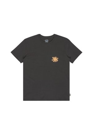 Czarny t-shirt z krótkim rękawem i okrągłym dekoltem z małą pomarańczową abstrakcyjną grafiką na lewej piersi.