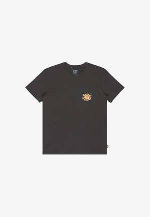 Czarny t-shirt z krótkim rękawem i okrągłym dekoltem z małą pomarańczową abstrakcyjną grafiką na lewej piersi.