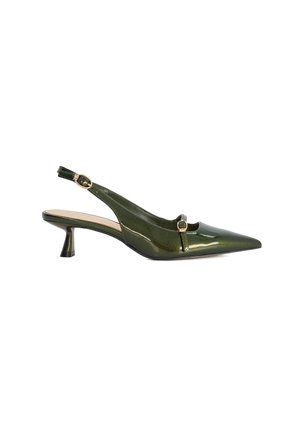 Groene patenten lederen slingback pump met een spitse neus, kleine hak, uitsnijding aan de voorkant en een verstelbare strap met een gouden gesp.