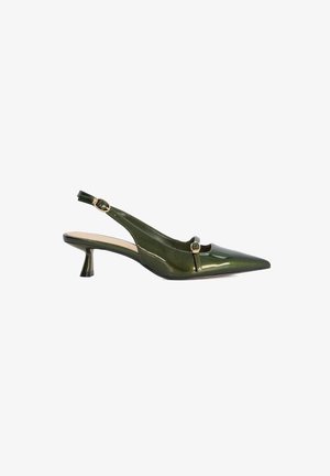 Groene patenten lederen slingback pump met een spitse neus, kleine hak, uitsnijding aan de voorkant en een verstelbare strap met een gouden gesp.
