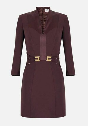 Abito su misura marrone scuro con maniche lunghe, spalle strutturate, scollo a V profondo e cintura con fibbia dorata in vita.