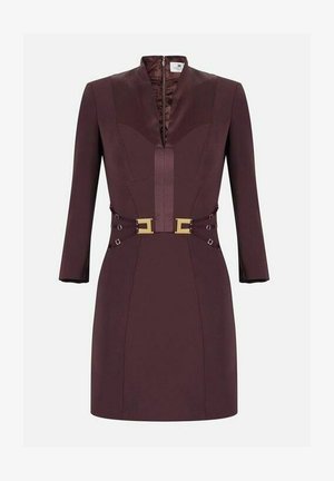 Abito su misura marrone scuro con maniche lunghe, spalle strutturate, scollo a V profondo e cintura con fibbia dorata in vita.