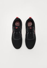 Scarpe da corsa nere con tomaia in maglia traspirante, intersuola bianca e dettagli rossi sulla linguetta e sul logo. Design con lacci e soletta testurizzata.