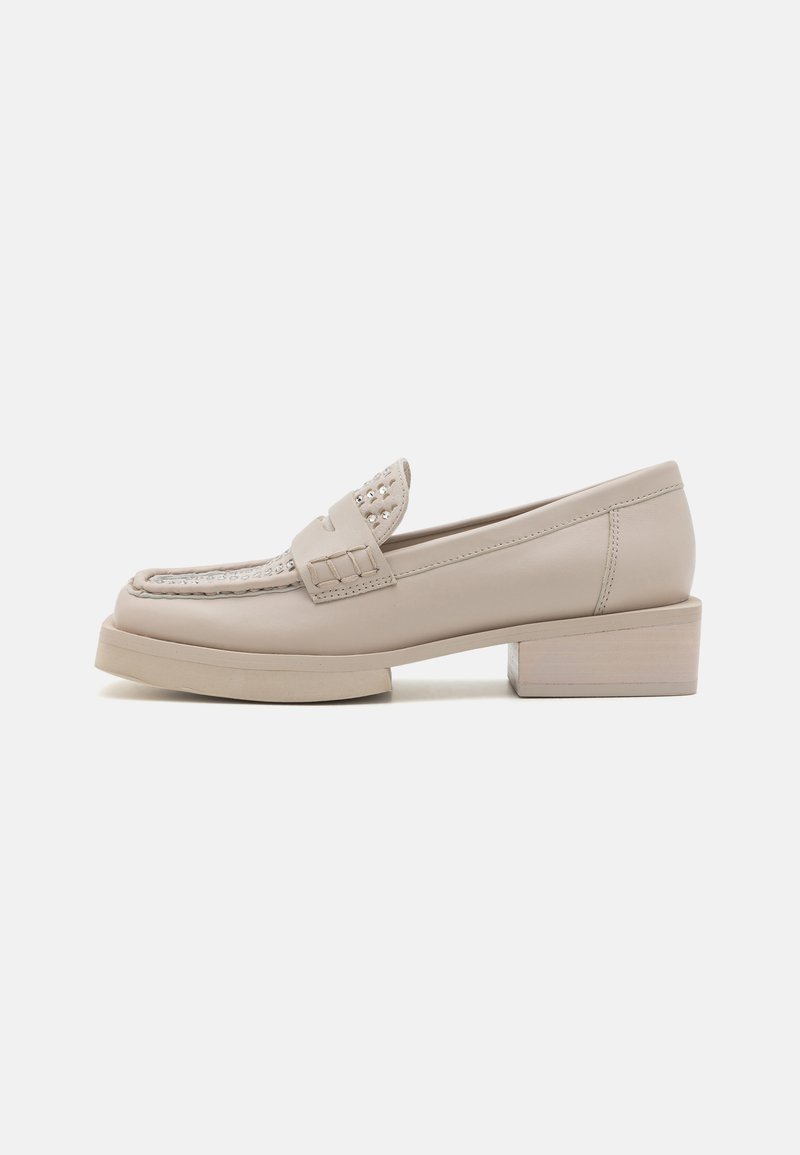 Beige skinnloafers med blokk hæl, med dekorativ brodering og nagler på vampen, som tilbyr en glatt tekstur og klassisk design.