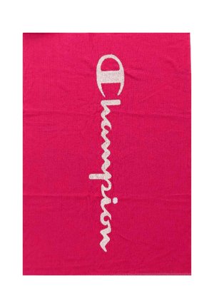 Asciugamano rosso con logo verticale bianco del marchio Champion ricamato al centro.