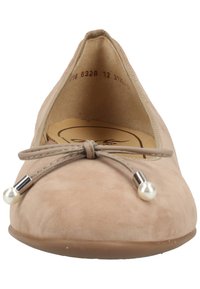 Rosenfarbene Wildleder-Ballettschuhe mit abgerundeter Spitze, versehen mit einer dekorativen Schleife mit silbernen Akzenten und Perlendetails; weiche, glatte Textur.