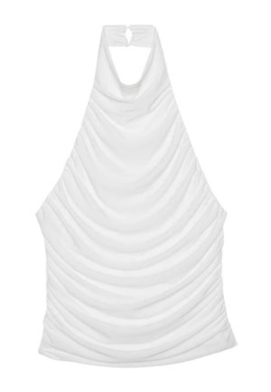 Bílý top bez rukávů s halterovým výstřihem, se shromážděnou látkou a zapínáním na knoflík na zádech.