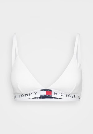 Bralette triangle blanche avec bretelles réglables, dotée d'un bandeau noir orné d'accents de logo rouge, blanc et bleu et d'une texture douce.
