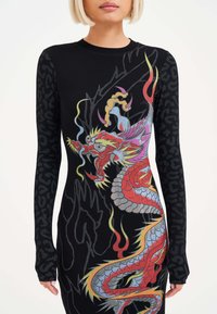 Abito lungo nero a maniche lunghe con grafica di un drago. Presenta maniche con stampa leopardata e ricami colorati dettagliati sul davanti.