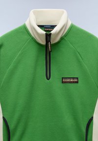 Fleece pullover in felgroen met crèmekleurige accenten, half-zip hals, zwarte rits en logo op de borst. Zachte textuur en raglanmouwontwerp.