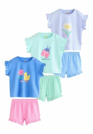 Drei Kleinkind-Outfits mit Tops mit Rüschenärmeln, bedruckt mit Blumen, Marienkäfern und Enten, kombiniert mit rosa, grünen und blauen karierten Shorts.