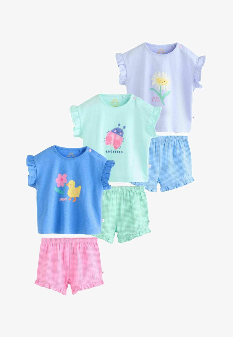 Trois tenues pour tout-petits avec des hauts à manches volantées ornés d'imprimés fleurs, coccinelles et canards, assortis à des shorts vichy rose, vert et bleu.