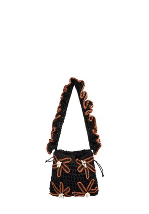 Bolso de hombro negro de crochet con correa fruncida, decorado con patrones florales con bordes marrones y pequeños adornos de conchas blancas.